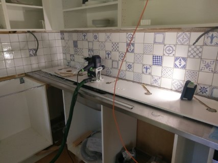 fräsning och montering av spottar i undermonterad skiva i kök